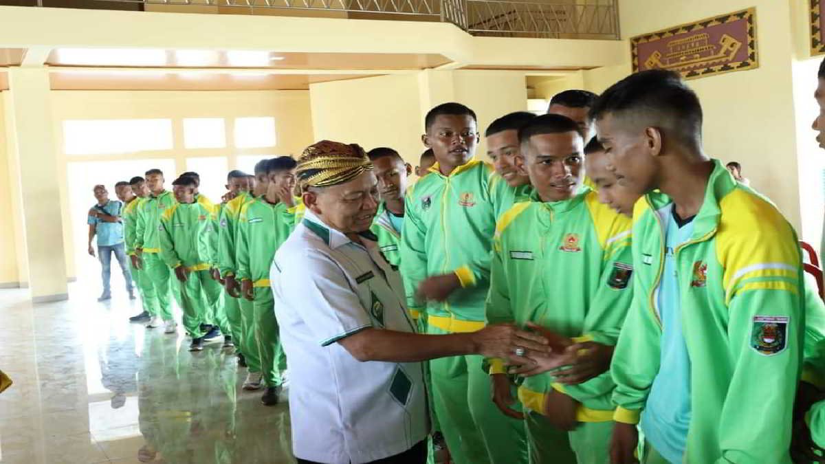 Acara pelepasan Tim Sepak Bola Persilamtim U-17 mewakili Provinsi Lampung dalam Ajang Putaran Final Liga Usia Muda Piala Soeratin Tahun 2023- 2024 di Surabaya, Jawa Timur di Aula Rumah Dinas Bupati Lampung Timur, Rabu (17/01/2024).