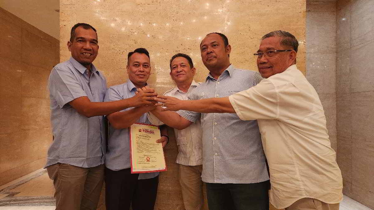 Calon Petahana Muhammad Nizar yang akan berpasangan dengan Novrizal di Pilkada Lingga 2024 menerima surat rekomendasi dari Partai Gerindra di Jakarta, Senin 29 Juli 2024