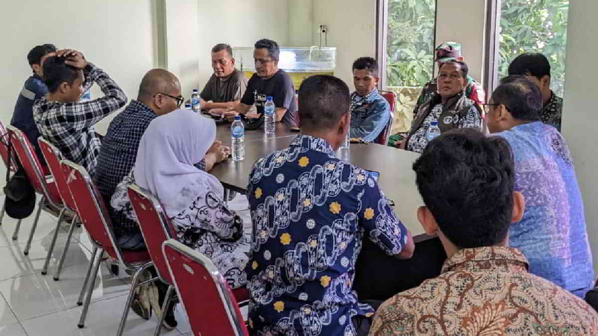 Suasana rapat koordinasi melibatkan pihak kontaktor pembangunan SMPN 53, dan pengurus lingkungan RW 18 yang difasilitasi oleh Lurah Jakasetia, Bekasi Selatan, Kota Bekasi pada Kamis 25 Juli 2024.