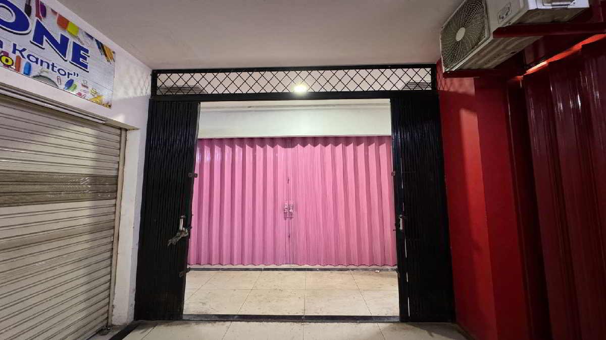 Penampakan kios dibawah tangga yang diprotes karena tidak sesuai PKS, meskipun tanpa izin bangunan tetap berlanjut dan sekarang sudah selesai- foto doc ist