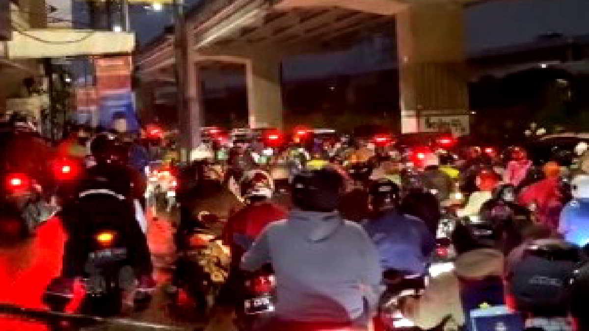 Stuck karena banjir di Kalimalang, warga harus antri untuk melintas, Sabtu 6 Juli 2024 malam