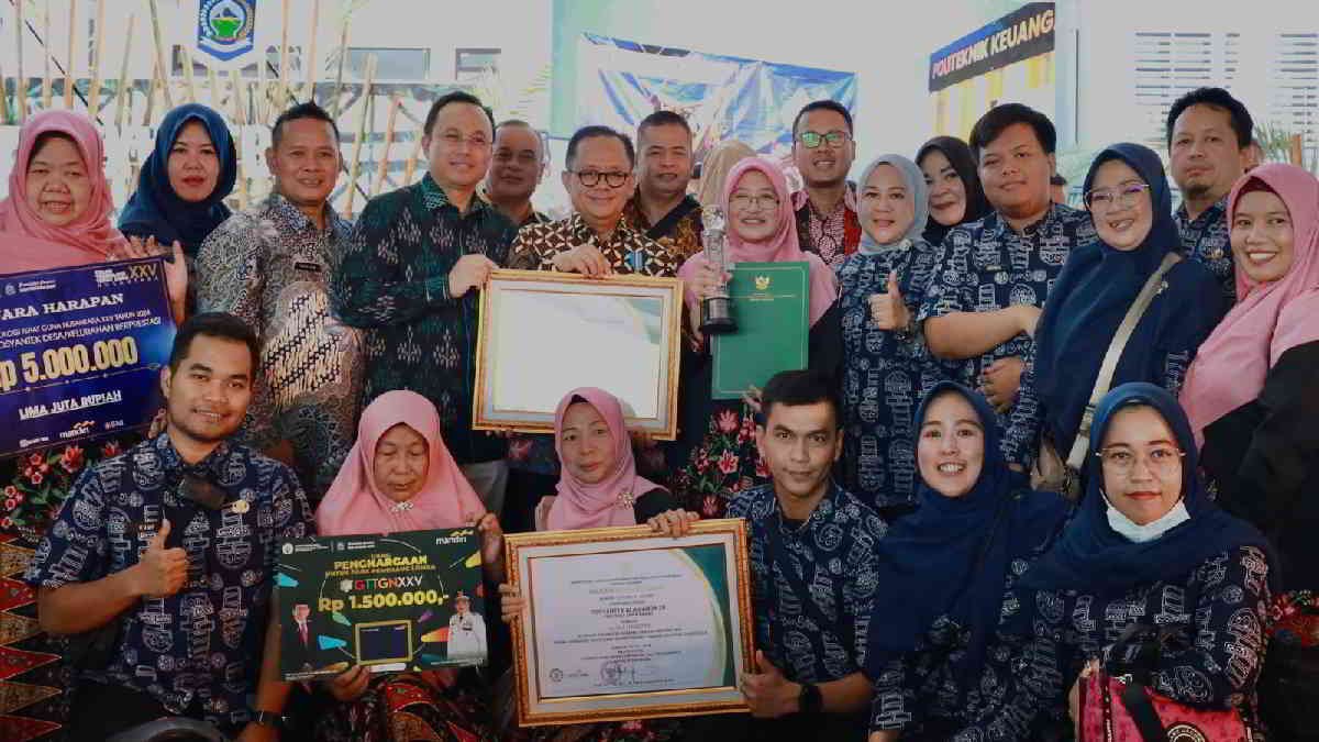 emendes PDTT berikan penghargaan kepada para Inovator dan Pembina Pengembangan Teknologi Tepat Guna dan untuk Posyantek Desa/Kelurahan tingkat Kabupaten/Kota se- Indonesia pada acara pembukaan GTTGN XXV 2024 di Islamic Center, Kota Mataram, NTB, pada Senin 15 Juli 2024 - foto doc ist