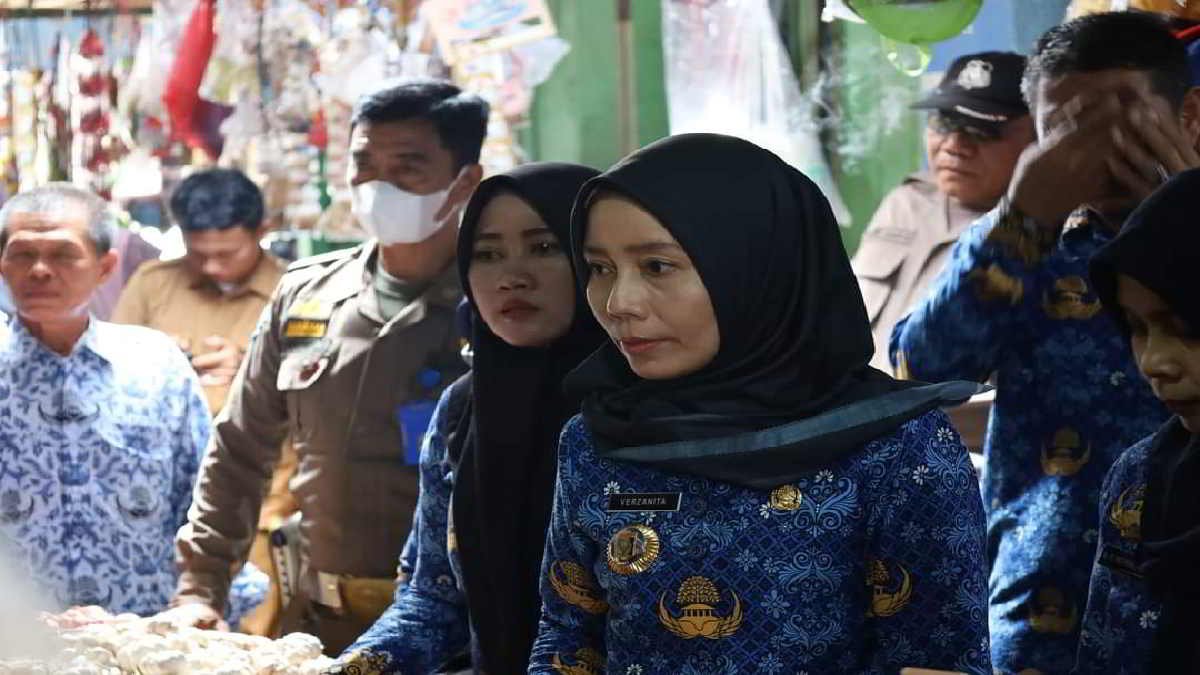 LAMPUNG TIMUR - Tim Pengendalian Inflasi Daerah (TPID) Kabupaten Lampung Timur, menggelar inspeksi mendadak (sidak) stok dan harga kebutuhan pokok di Pasar Sukadana, Kecamatan Sukadana, Senin 19 Februari 2024.