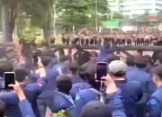 Aksi Kawal Putusan MK, Gabungan Mahasiswa Kepung Gedung DPRD Lampung