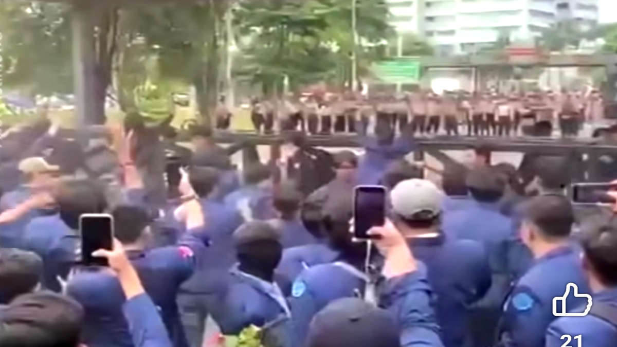 Aksi mengawal menolak pembegalan DPR RI terkait putusan MK terkait undang-undang Pilkada terus berlanjut di sejumlah daerah, salah satunya di Lampung Jumat 23 Agustus 2024.