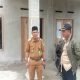 Mat Zurani A .Lumbu , Kepala Pekon way Kerap, Kabupaten Tanggamus saat meninjau progres pembangunan Gedung Balai Pekon di Dusun 3, pada Selasa 27 Agustus 2024- FOTO RUSLAN