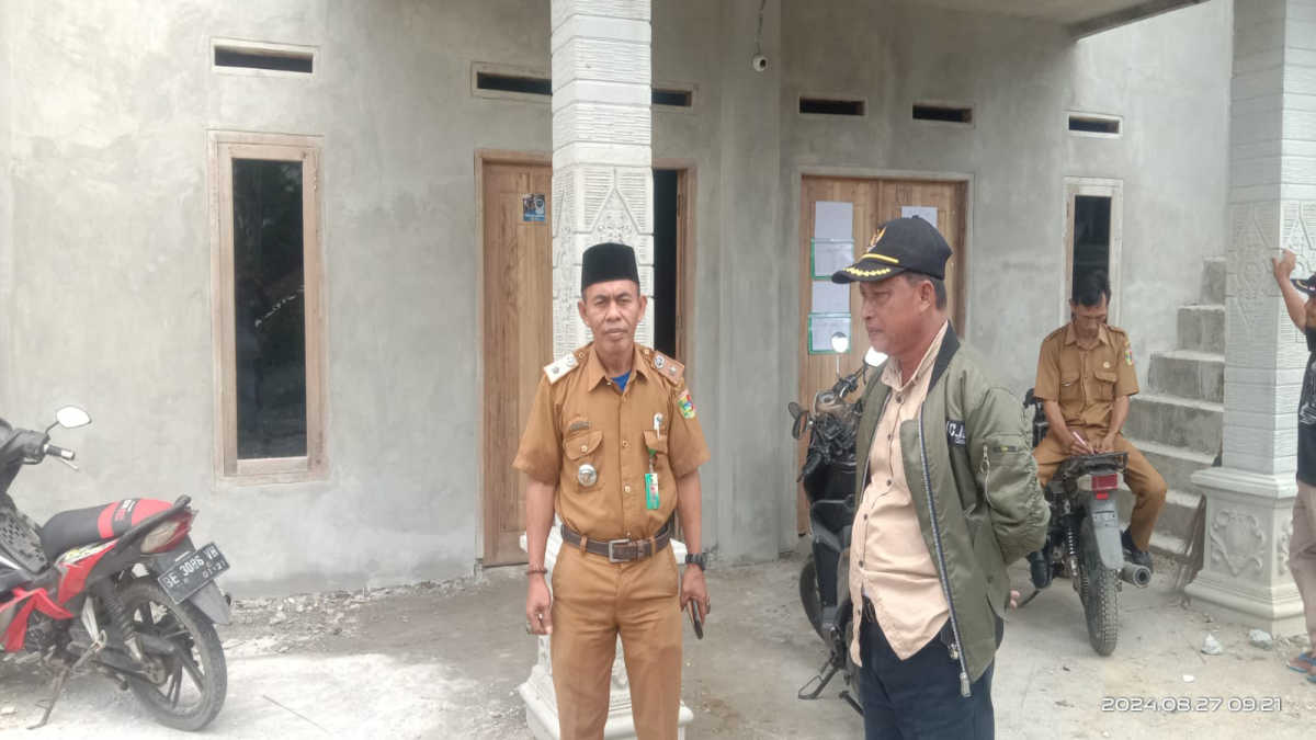Mat Zurani A .Lumbu , Kepala Pekon way Kerap, Kabupaten Tanggamus saat meninjau progres pembangunan Gedung Balai Pekon di Dusun 3, pada Selasa 27 Agustus 2024- FOTO RUSLAN