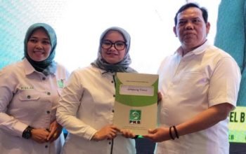 Ela-Azwar Hadi bakal calon Bupati dan Wakil Bupati Lampung Timur menunjukkan surat dukungan dari PKB untuk pendaftaran di KPU, Minggu 18 Agustus 2024