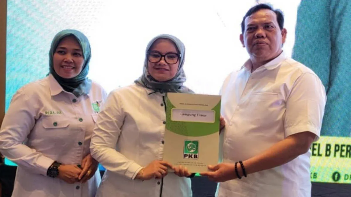 Ela-Azwar Hadi bakal calon Bupati dan Wakil Bupati Lampung Timur menunjukkan surat dukungan dari PKB untuk pendaftaran di KPU, Minggu 18 Agustus 2024