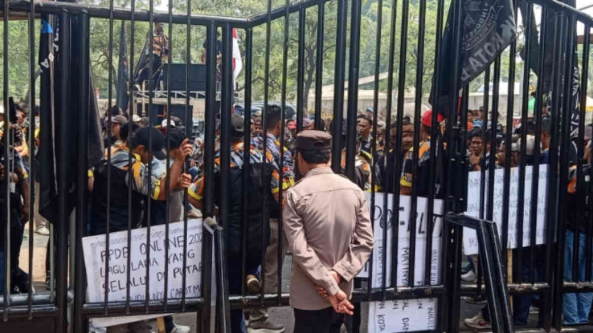 Foto: Ratusan anggota LSM GMBI Kota Bekasi saat melakukan aksi demontrasi di depan Pemkot Bekasi di Jalan A Yani Kecamatan Bekasi Selatan Kota Bekasi, pada Kamis 1 Agustus 2024.