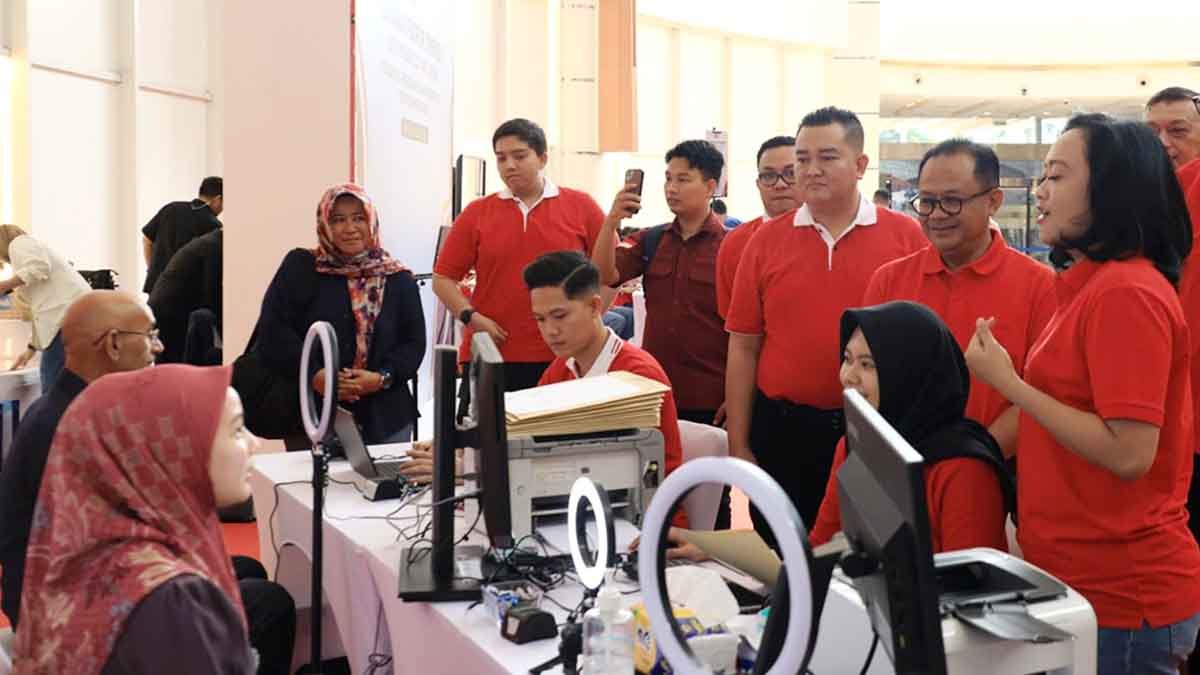 Kantor Imigrasi Kelas I non TPI Bekasi meluncurkan inovasi terbaik guna memperlancar pelayanan bagi masyarakat Kota Bekasi dalam pengurusan Paspor di hari libur.
