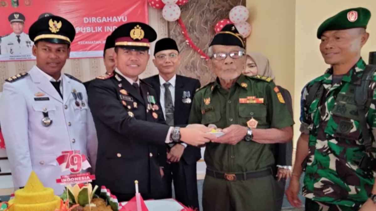 Kapolsek Sekampung Udik, Polres Lampung Timur, mengikuti upacara peringatan HUT Kemerdekaan Republik Indonesia ke-79 tingkat kecamatan di Lapangan Merdeka, Pugung Raharjo, Sabtu (17/8/2024).