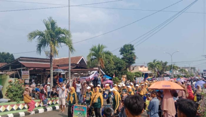 Saksikan Karnaval HUT RI ke 79, Ribuan Warga Tumpah Ruah di Jalan Merdeka Kota Agung