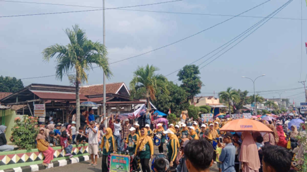 Foto: Ribuan warga padati Jl Merdeka Kotaagung saksikan karnaval HUT RI ke 79, pada Senin 19 Agustus 2024.