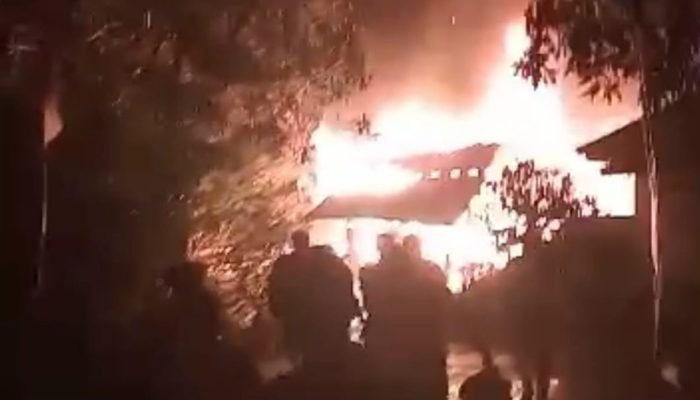 Peristiwa Kebakaran Gemparkan Warga Sumur Tujuh, Satu Unit Rumah Hangus Dilalap Api