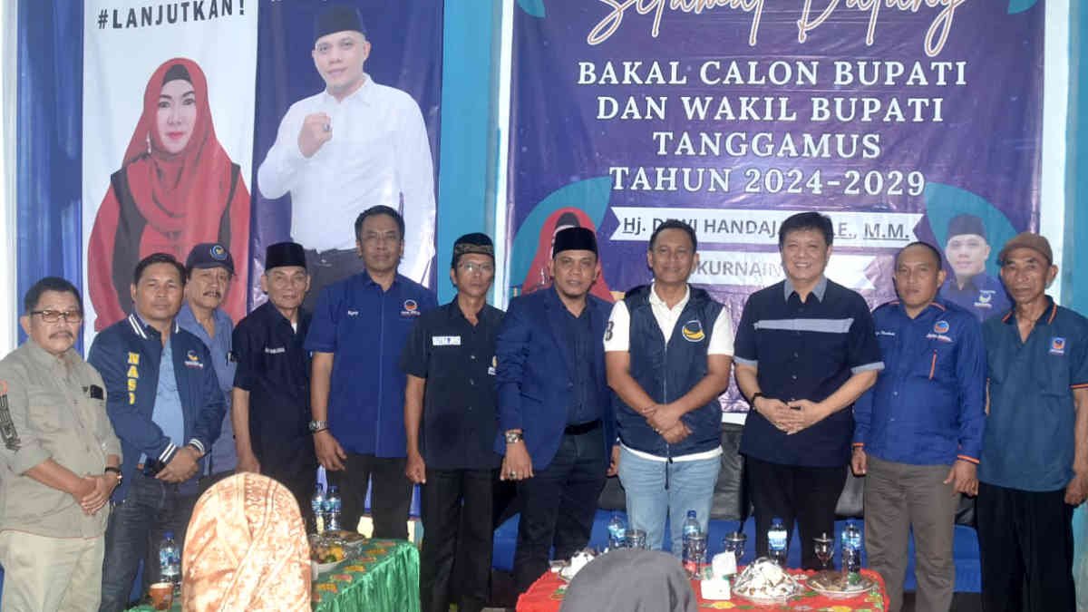 Foto: Sesi foto bersama Bakal Calon Wakil Bupati Tanggmus Kurnain dengan kader NasDem bersama mantan Bupati Tanggamus Bambang Kurniawan.