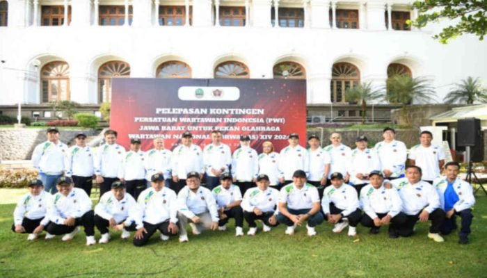 Lepas Kontingen PWI Jabar ke Porwanas XIV Kalsel 2024, Pj Gubernur Bey: Junjung Tinggi Sportivitas
