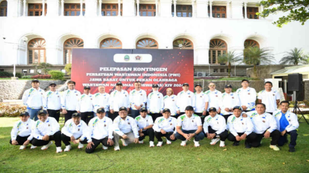 Foto: Pelepasan Kontingen PWI Jawa Barat oleh Penjabat Gubernur Jawa Barat Bey Machmudin di area Gedung Sate, Kota Bandung, Minggu (18/8/2024)
