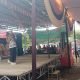 Foto: Peserta karaoke No 15 dari SDN 1 Negara Batin saat menyanyikan lagu wajib tanoh lada di atas panggung di halaman Kecamatan Kotaagung Barat , Kamis 15 Agustus 2024.