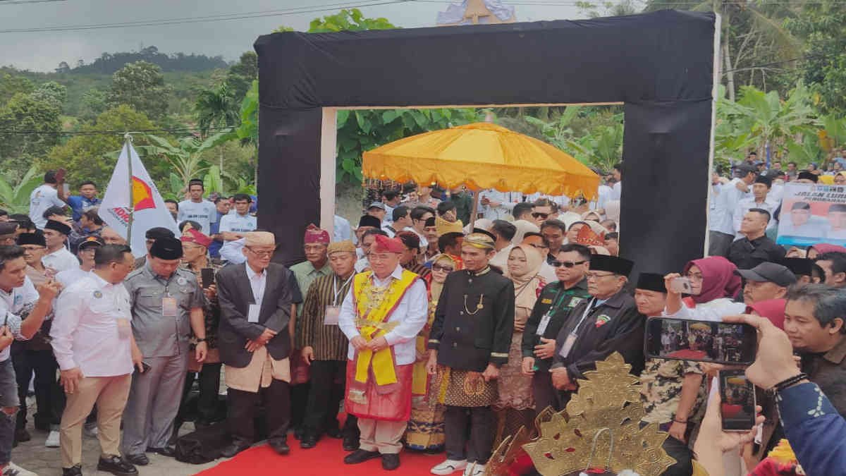 Paslon MSA-Suranto diiringi ribuan pendukung dengan menggunakan pakaian adat mendaftar di KPU Kabupaten Tanggamus untuk Pilkada Bupati 2024, Kamis 29 Agustus 2024