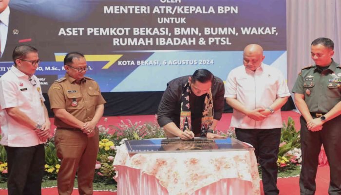Menteri AHY Bagikan Sertifikat Simbolis di Kota Bekasi