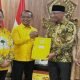 Bahlil Lahadalia menyerahkan Surat Rekomendasi kepada Rahmat Mirzani Djausal dan Jihan Nurlela, Minggu (25/8)/istimewa