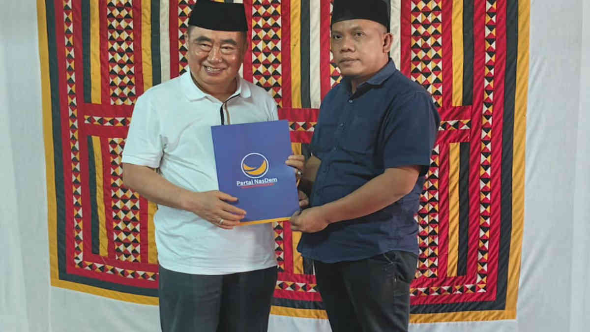 Ketua NasDem Tanggamus Kurnain menyerahkan dukung B1-KWK ke Saleh Asnawi untuk Pilkada Bupati Tanggamus 2024, Rabu 28 Agustus 2024