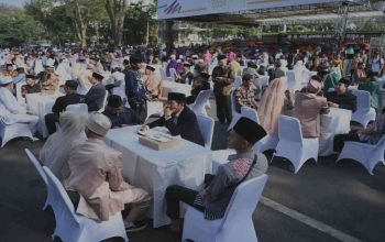 *Caption:* Penjabat Gubernur Jawa Barat Bey Machmudin menjadi saksi nikah pada kegiatan nikah massal dalam rangkaian West Java Festival 2024 di kawasan Gedung Sate, Kota Bandung, Sabtu (24/8/2024).(Foto: Rizal FS/Biro Adpim Jabar)