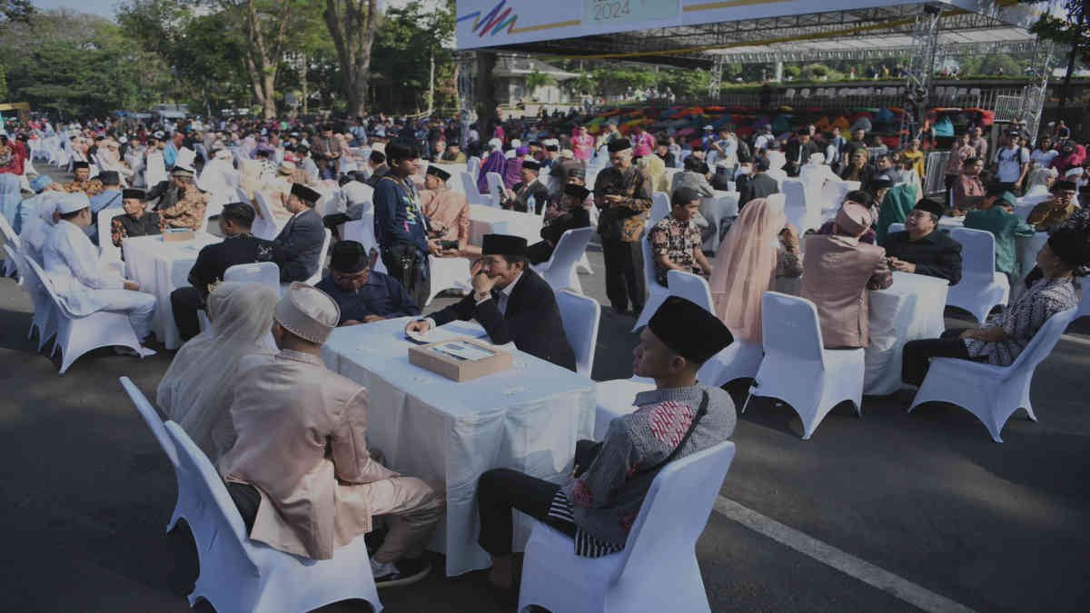 *Caption:* Penjabat Gubernur Jawa Barat Bey Machmudin menjadi saksi nikah pada kegiatan nikah massal dalam rangkaian West Java Festival 2024 di kawasan Gedung Sate, Kota Bandung, Sabtu (24/8/2024).(Foto: Rizal FS/Biro Adpim Jabar)