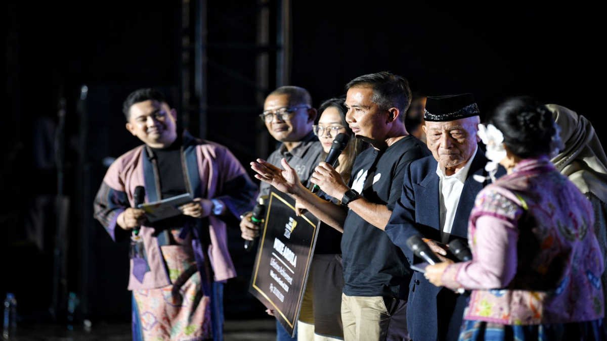 Pemda Provinsi Jawa Barat memberikan penghargaan Lifetime Achievement kepada dua tokoh musik Jabar, yakni Nike Ardilla dan pencipta lagu "Es Lilin", Ni Mursih.