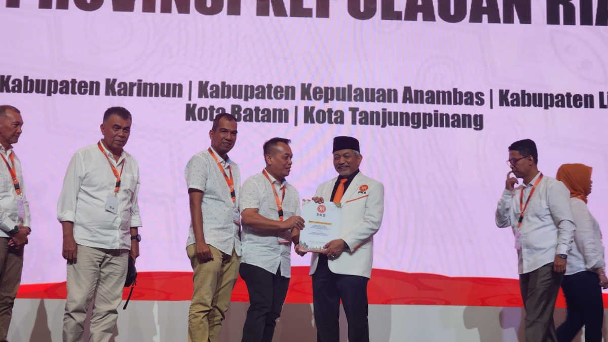Pasangan Calon Nizar-Novrizal saat menerima rekomendasi dari Presiden PKS Ahmad Syaikhu untuk Pilkada Kabupaten Lingga 2024 diICE BSD, Tangerang Selatan, Selasa 20 Agustus 2024.