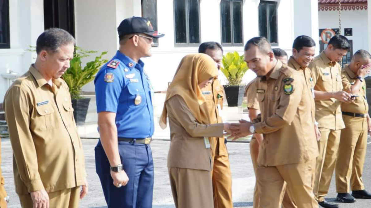 Novrizal Bakal Calon Wakil Bupati Lingga bersama Nizar, saat berpamitan ke rekan kerjanya sesama ASN di Kabupaten Lingga, Senin 19 Agustus 2024