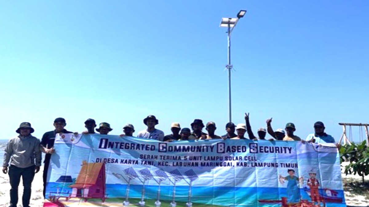 PHE OSES melakukan pemasangan lima unit lampu panel surya di muara sungai tempat nelayan menambatkan kapal, pada Selasa (16/07).