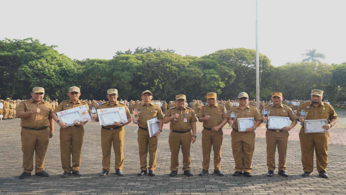 Pj Wali Kota Bekasi R Gani Muhamad menyerahkan secara simbolis penghargaan dan hadiah kepada enam perangkat daerah sebagai Badan Publik dengan Pengelolaan PPID Terbaik Tingkat Kota Bekasi Tahun 2024 pada apel pagi gabungan aparatur, Senin, 19 Agustus 2024 di Plaza Wali Kota Bekasi.