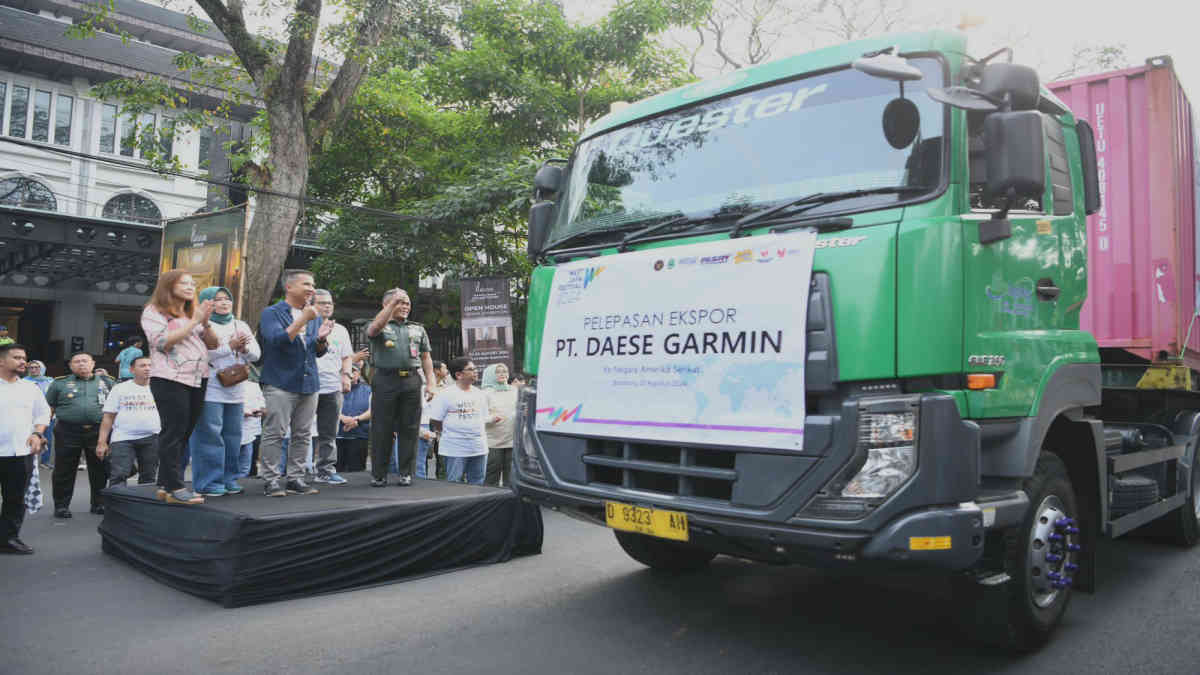 enjabat Gubernur Bey Machmudin menaiki motor bekjul hijau yang telah dikonversi jadi kendaraan listrik saat konvoi EV Fun Carnival - West Java Festival 2024 di Jalan Diponegoro, Kota Bandung, Jumat (23/8/2024).