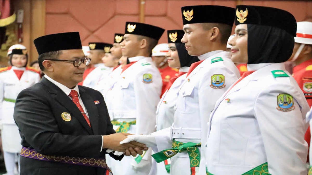 Foto: Pj Wali Kota Gani Muhamad mengukuhkan Paskibraka Kota Bekasi di Gedung Balai Patriot, pada Kamis 15 Agustus 2024.