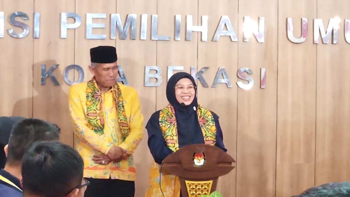 Paslon Uu Saeful Mikdar-Nurul Sumarheni saat pelaksanaan pendaftaran di KPU Kota Bekasi, pada Kamis malam (29/8/2024) - foto Alam