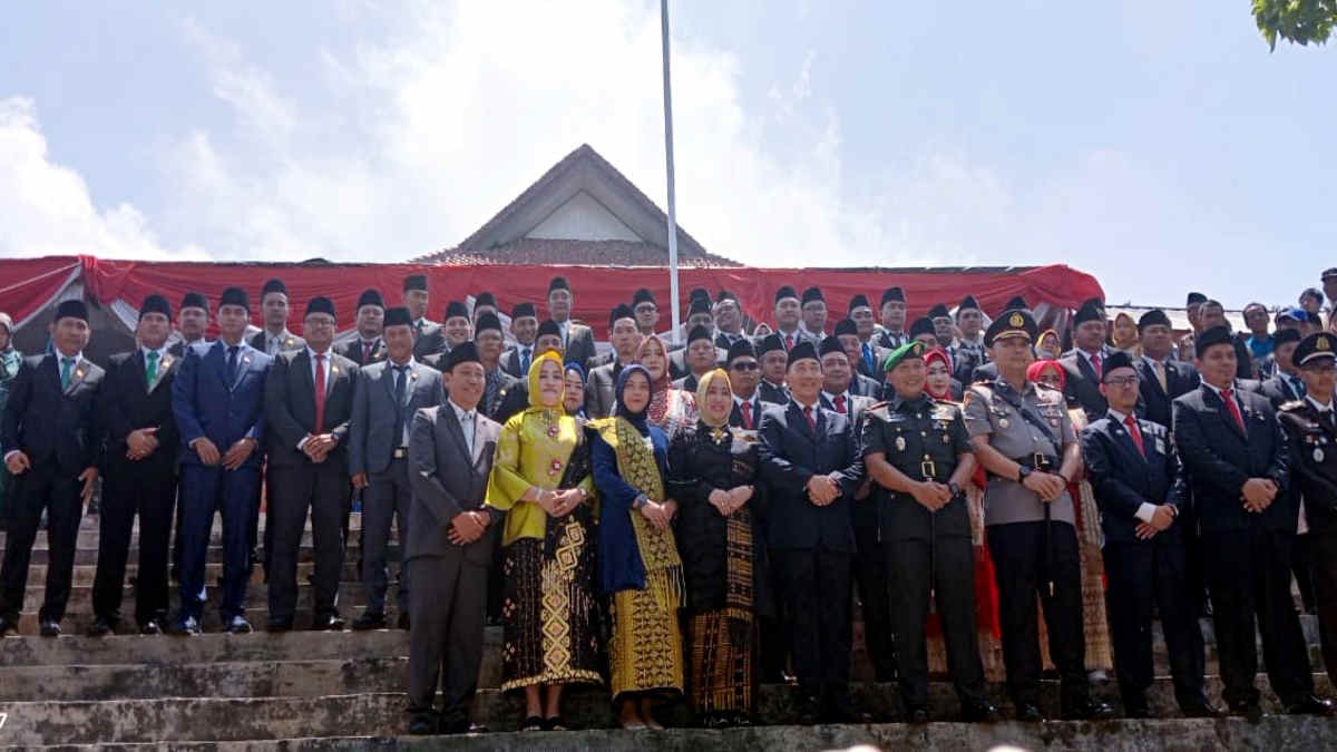 Foto: Sesi foto bersama usai pelantikan 45 anggota DPRD Kabupaten Tanggamus terpilih dilantik, pada Senin 19 Agustus 2024