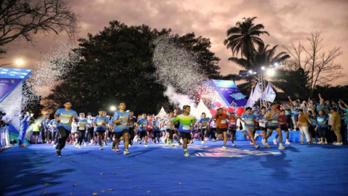 Foto: Sekitar 4.000 pelari berpartisipasi dalam QRIS Run X di hari terakhir Roadshow Bus KPK di Gedung Sate Bandung, Minggu (11/8/2024).