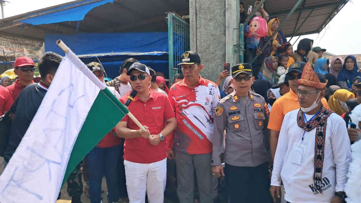 Foto: Pj Bupati Tanggamus Mulyadi Irsan melepas konvoi karnaval budaya peringatan HUT RI ke 79 di lapangan tangsi, Talang Padang, pada Minggu 18 Agustus 2024.