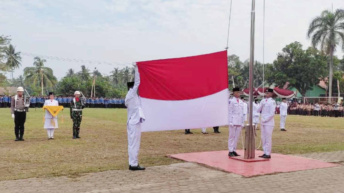 Foto: Petugas upacara peringatan HUT RI ke 79 saat pengibaran bendera di lapangan merdeka, Kotaagung, Tanggamus, Lampung, pada Sabtu 17 Agustus 2024.