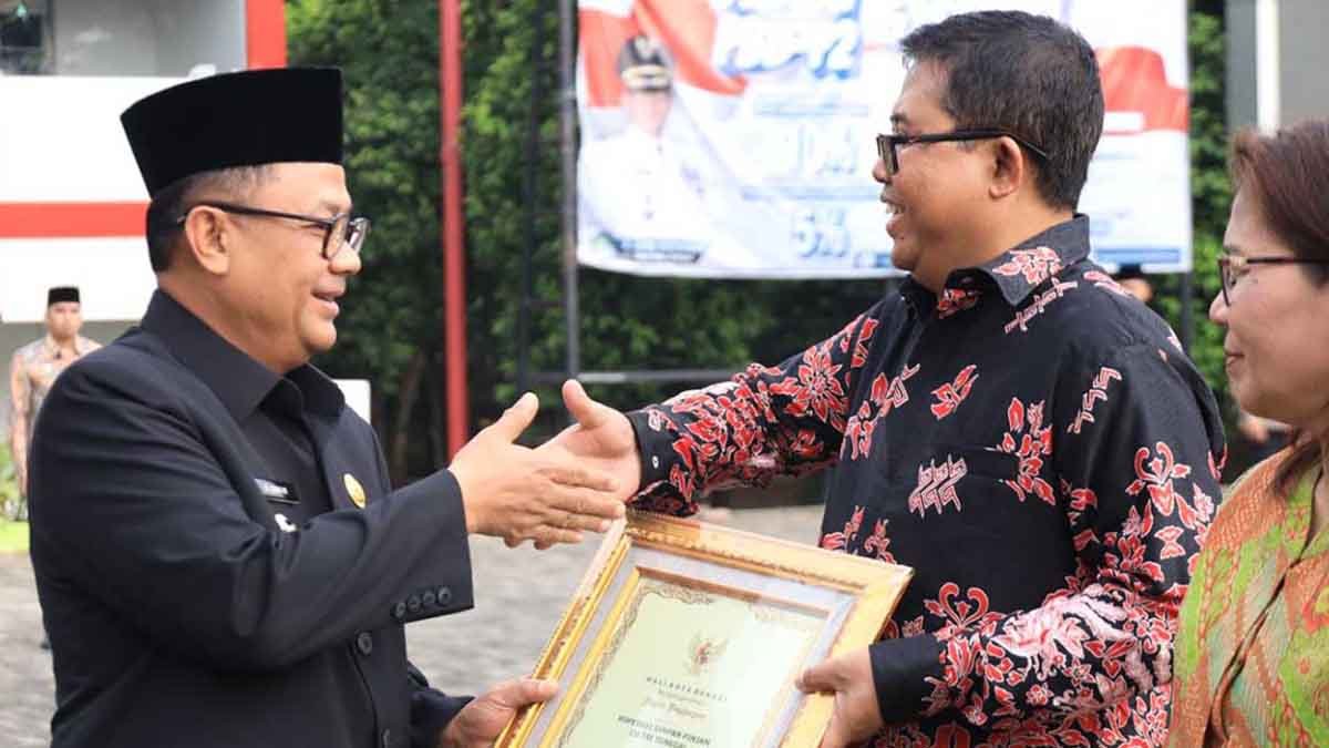 Penjabat Wali Kota Bekasi, Gani Muhamad, menghadiri upacara peringatan hari koperasi ke-77 yang dilaksanakan di Plaza Wali Kota Bekasi dengan tema "Koperasi sebagai Ekosistem untuk Konsolidasi, Akselerasi, dan Eskalasi Ekonomi Mikro dan Kecil" (05/08/2024).