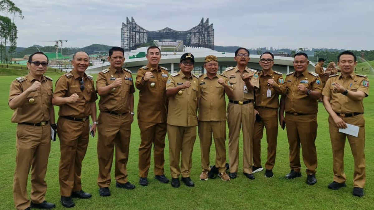 Foto: Pj Bupati Pringsewu Marindo Kurniawan saat foto bersama di Ibu Kota Negara (IKN) yang baru bersama Kepala Daerah lainnya, pada Selasa 13 Agustus 2024.