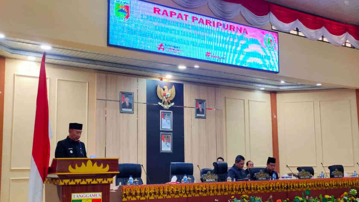 Foto: Pj Bupati Tanggamus Mulyadi Irsan saat menghadiri rapat paripurna di ruang sidang DPRD, pada Rabu 7 Agustus 2024.