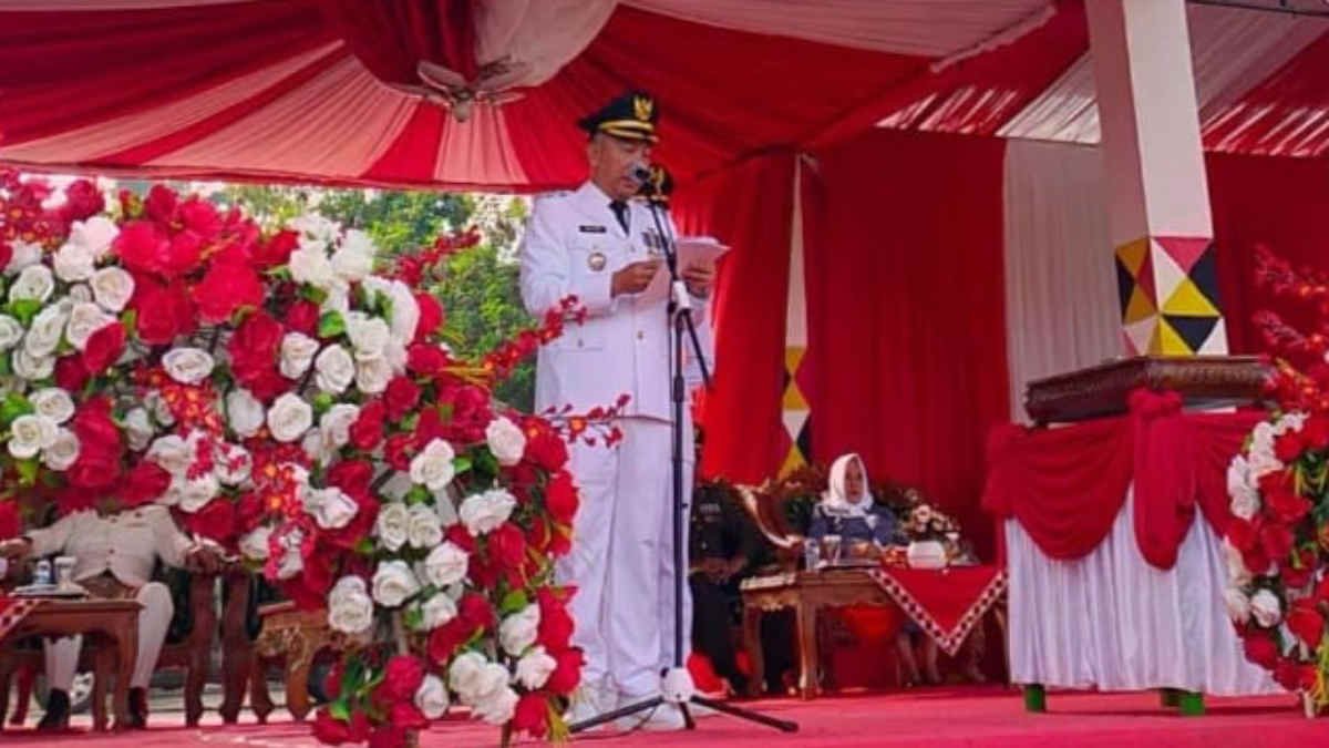 Foto: Pj Bupati Tanggamus menyampaikan pidatonya saat upacara HUT RI ke 79 di Lapangan Merdeka, Kecamatan Kotaagung, Sabtu 17 Agustus 2024.