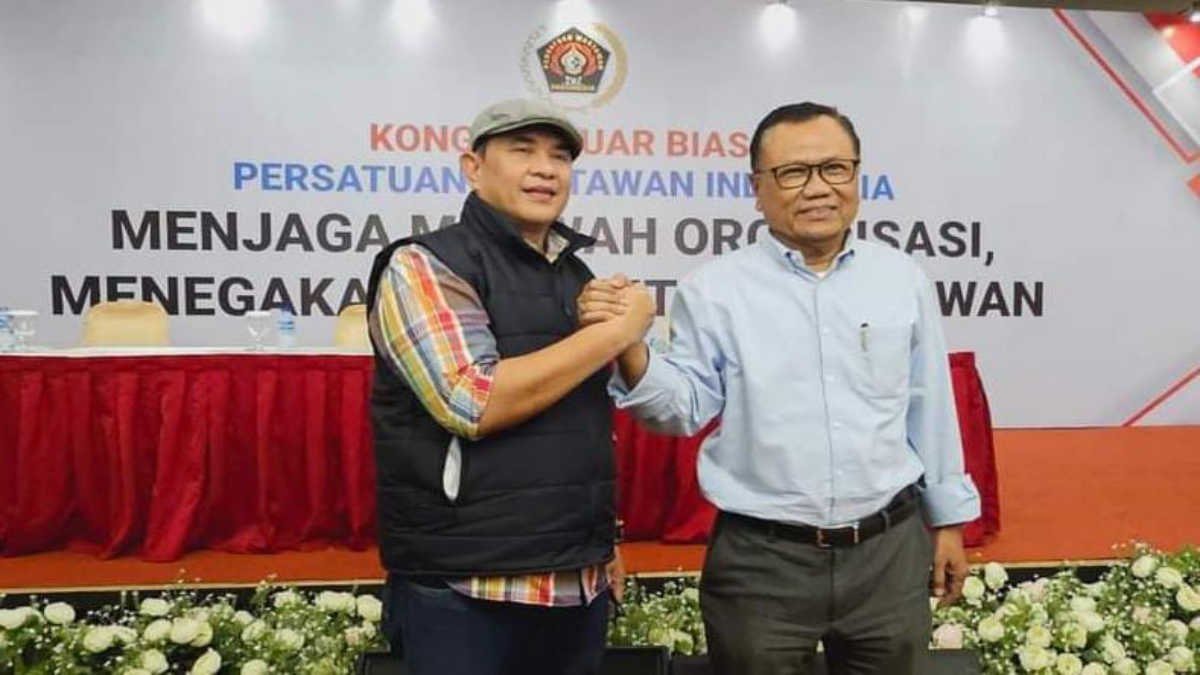 Zulmansyah Sekedang (kiri) resmi terpilih jadi Ketua Umum (Ketum) Persatuan Wartawan Indonesia periode 2023-2028 dalam KLB di Jakarta, Minggu 18 Agustus 2024