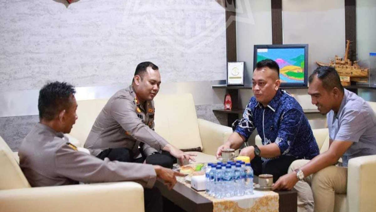 Foto: Bupati Nizar didampingi langsung oleh Kadis PUTR Kabupaten Lingga Novrizal, yang langsung disambut oleh Kapolres AKBP Apri Fajar Hermanto, S.I.K beserta jajarannya, Kamis 15 Agustus 2024.