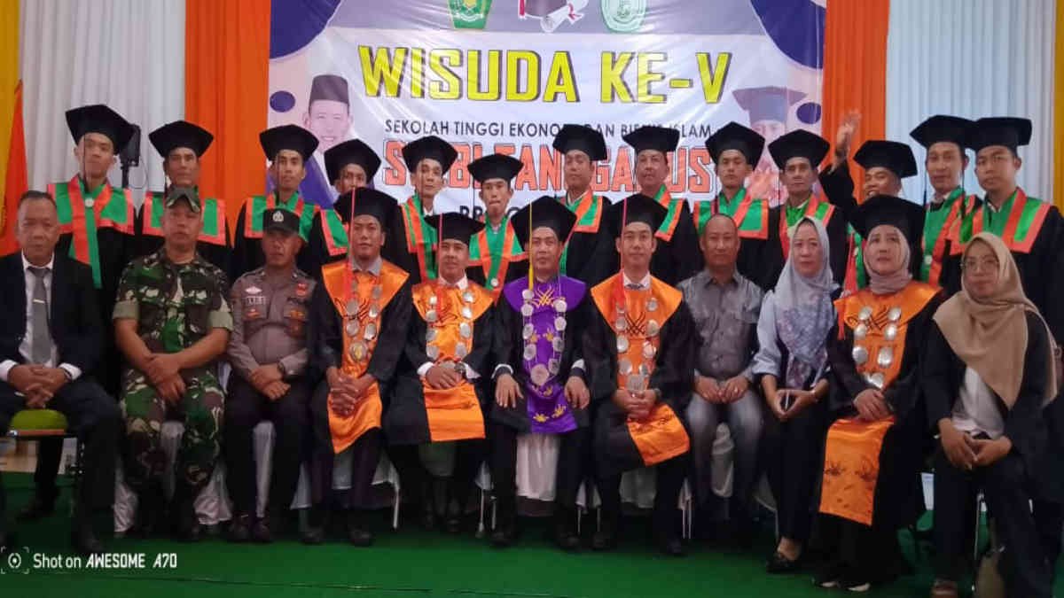 81 Mahasiswa Sarjana Perbankan Syariah dan Sarjana Ekonomi pada Sekolah Tinggi Ekonomi dan Bisnis Islam (STEBI) Kabupaten Tanggamus tahun akademik 2023-2024 diwisuda, Sabtu 24 Agustus 2024