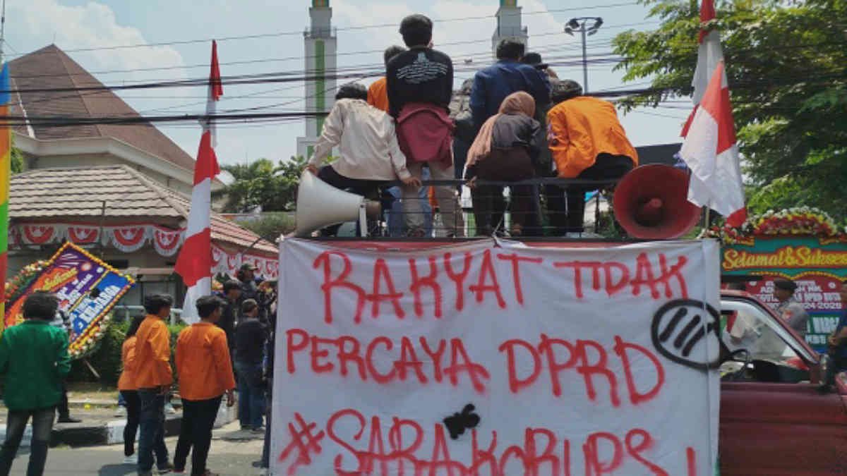 Pelantikan 50 Anggota DPRD Kota Bekasi periode 2024-2029 diwarnai aksi gelombang demo dari berbagai elemen mahasiswa dan masyarakat, Senin 26 Agustus 2024.