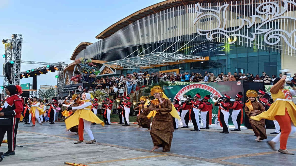 Marching Band Gita Utama Kartika SMA Negeri 1 Tanjungpinang, tampil memukau pada pembukaan Tanjungpinang Fest 2024, di Taman Gurindam, Tepi Laut, pada Minggu 4 Agustus 2024.